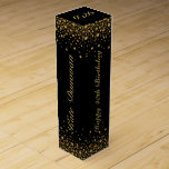 Caja Para Vino Purpurina de oro en texto personalizado negro<br><div class="desc">Acento purpurina de oro en negro con texto de personalizable en oro - Feliz 40 cumpleaños en dos lados y nombre de persona en otros dos lados. Monograma de dos letras en la parte superior de la caja de vinos.</div>