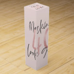 Caja Para Vino purpurina rosa brillante moderno con estilo 40 año<br><div class="desc">Diseño moderno y elegante de 40 años,  purpurina de color rosa brillante. Diseño monocromo de texto de escritura moderna. Parte de una colección.</div>