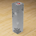Caja Para Vino Red Fancy Christmas Ornament Wine Gift Box<br><div class="desc">Regale a algunos Navidades Espíritu esta temporada navideña con esta festiva Caja de Regalo de Vino Ornamento de Navidad. El diseño de la caja de regalo presenta un adorno de diseño rojo y elegante contra un fondo gris degradado adornado con copos de nieve en caída. También hay artículos de regalo...</div>