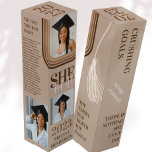 Caja Para Vino Regalo de graduación de fotos de Melanin en Marrón<br><div class="desc">Conmemorar los logros de su graduado con una caja de vinos de graduación personalizada . Nuestra bodega de graduación personalizada es la manera perfecta de celebrar el trabajo duro y la dedicación de tu graduado. Esta caja de vinos única presenta fotos personalizadas del graduado, una breve biografía y citas inspiradoras...</div>