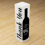 Caja Para Vino Regalo de la fiesta de boda de la silueta de la bo<br><div class="desc">La fiesta de bodas con silueta de botella Personalizado favorece la caja de vinos de regalo. Diseño elegante de plantilla con tipografía de escritura de pincel elegante y logotipo de doble corazón. Clásica bodega para amigos, familia, invitados, damas de honor, padrinos, ujieres, sirvientas, el mejor hombre, madre de la novia,...</div>