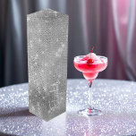 Caja Para Vino Regalo de vino personalizado Purpurina de imitació<br><div class="desc">Haga su regalo extra especial con esta elegante caja de regalo personalizada de purpurina de plata. Diseñada con un efecto purpurina plateado brillante y un personalizable con un nombre, esta bodega es perfecta para bodas, duchas de novias, aniversarios o cualquier celebración formal. Una moda y una manera glamorosa de presentar...</div>