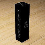 Caja Para Vino Regalo personalizado de Personalizado blanco-negro<br><div class="desc">Sleek y moderno Minimalista simple Personalizado negro Monograma Inicial y Nombre Personalizado Caja de Regalo de Vino Blanco y Negro perfecta para dar un regalo especial a tu mínimo amigo o familiar amante de la estética, novio, novia, compañero de trabajo, entrenador o jefe. Añada su propia carta y texto inicial,...</div>