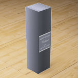 Caja Para Vino Relieve metalizado de cumpleaños Silver fox hombre<br><div class="desc">Tema del zorro plateado. Una falsa caja de vino de regalo de plata para hombres, chicos. Relieve metalizado plateado oscuro de aspecto metálico, fondo de color gradiente. Con el texto: Feliz cumpleaños. Personalice y agregue nombres. El nombre del tipo de cumpleaños está escrito con un guión moderno de estilo con...</div>