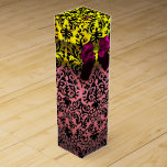 CAJA PARA VINO RIBÓN DE FUCHSIA ROSA, ORO NEGRO NOUVEAU DAMASK<br><div class="desc">Elegante caja de regalo dorada amarilla con vibrante topaz 3D, gemas de amatista púrpura, elegante, singular damasco Art Nouveau, fácil personalizable con tu texto para vino boda, regalo nupcial, dulce 16, duchas para bebés, duchas de novias, fiestas de cumpleaños quinceanera, Bat Mitzvah, duchas de compromiso romántico, Navidades, , vacaciones, reuniones...</div>