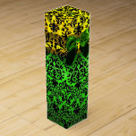 CAJA PARA VINO RIBÓN VERDE EMERALD, ARTE DE ORO NEGRO NOUVEAU DAM<br><div class="desc">Elegante caja de regalo dorada amarilla con vibrante piedra esmeralda 3D, elegante, singular damasco Art Nouveau, fácil personalizable con tu texto para vino boda, regalo nupcial, dulce 16, duchas para bebés, duchas de novias, fiestas de cumpleaños quinceanera, Bat Mitzvah, ducha de compromiso romántico, Navidades, vacaciones, oficina, reuniones familiares, celebraciones de...</div>
