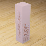 Caja Para Vino Rosa Gold Pink Birthday Funny Custom Name<br><div class="desc">La divertida caja de botellas de vino personalizadas de personalizado rosa rosa rosado para un regalo de cumpleaños de vino de rosado o prosecco o champán dice "¡mezcla de uvas de 2000-algo tan destrozada como estamos a punto de serlo!" es perfecto para tu amigo que bebe wino y bebebedores bestiales....</div>