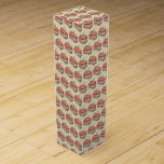 Caja Para Vino Sándwich del Club Turco Deli Almuerzo Carne de alm<br><div class="desc">El diseño presenta un ilustracion original de un sándwich de club de pavos, compuesto por carne, lechuga, tomate y mayonesa en tostadas, cortadas a la mitad y sostenidas junto con un cóctel decorativo. Una tienda de delicatessen, una cafetería, una tienda de sándwiches y el mostrador de almuerzos favorito. Sólo personaliza...</div>