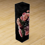 Caja Para Vino ¿Serás Mi Novia? Bouquet rosado en negro<br><div class="desc">Romántico y monótono, esta bodega es la manera perfecta de pedir a tus mejores amigos que sean damas de honor en tu boda. El diseño floral de Moody cuenta con un ramo natural de rosas rosas rosas rubias y un impresionante ranunculus con hojas verdes oscuras en un marco de lujo...</div>