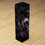 Caja Para Vino ¿Serás Mi Novia? Floral morada y negra<br><div class="desc">Gótica y monótona,  esta bodega es la forma perfecta de pedir a tus mejores amigos que sean damas de honor en tu boda. El diseño floral de Moody presenta un ramo natural de flores moradas oscuras y de lavanda en un lujoso marco negro morado y encaje negro oscuro.</div>