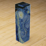 Caja Para Vino Starry Night Vincent van Gogh<br><div class="desc">Este hermoso y bonito diseño artístico muestra el famoso cuadro del pintor holandés post-impresionista Vincent van Gogh, "La noche estrellada". Durante su estancia en el asilo de Saint Remy en los años 80, van Gogh describió las colinas onduladas y los cipreses que veía desde su ventana. También agregó el pueblo,...</div>