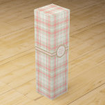 Caja Para Vino Tartán - Verde sabio, rosa salmón e marfil<br><div class="desc">Tartán en verde salado,  salmón rosado y marfil (blanquecino). Hay otras coloridas disponibles.</div>