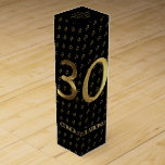 Caja Para Vino trigésimo Negro y oro del aniversario de boda del<br><div class="desc">trigésimo Aniversario 30 años, trigésimo aniversario del cumpleaños, trigésimo aniversario de boda, aniversario de boda de la perla, aniversario feliz del oro de la tipografía elegante de la mirada, con el amor Emily, usted puede cambiar la caja de regalo del vino de la mirada del negro y del oro del...</div>