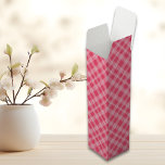 Caja Para Vino Verano de tártaro rosado<br><div class="desc">Prepárate para disfrutar de un chapuzón de verano en tus reuniones con nuestra cesta de tártaro OPink! Esta elegante caja es la manera perfecta de presentar su botella favorita de vino en cualquier ocasión de verano, desde picnics hasta barbacoas. El vibrante diseño de la plataforma OPink Tartar le aporta un...</div>