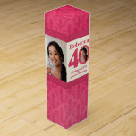 Caja Para Vino Vintage 40th Birthday name & photo personalizado b<br><div class="desc">Cinta rosa y crema y caja de regalo de cumpleaños girada con estampado para vino, licores o bebidas. Lee Rebecca 40 Vintage 1978 envejecida a la perfección, personalizar con sus propios chicas de cumpleaños nombra año de nacimiento vintage y tres fotos de su elección, una de las 0 de 40...</div>