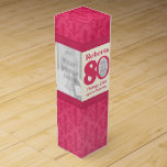 Caja Para Vino Vintage 80th Birthday name & photo personalizado b<br><div class="desc">Cinta rosa y crema y caja de regalo de cumpleaños girada con estampado para vino, licores o bebidas. Lee Roberta 80 Vintage 1938 envejecido a la perfección, el personalizar con sus propios chicas de cumpleaños nombra año de nacimiento vintage y tres fotos de su elección, una en el 0 de...</div>