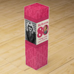 Caja Para Vino Vintage 80th Birthday name & photo personalizado b<br><div class="desc">Cinta rosa y crema y caja de regalo de cumpleaños girada con estampado para vino, licores o bebidas. Lee Roberta 80 Vintage 1938 envejecido a la perfección, el personalizar con sus propios chicas de cumpleaños nombra año de nacimiento vintage y tres fotos de su elección, una en el 0 de...</div>