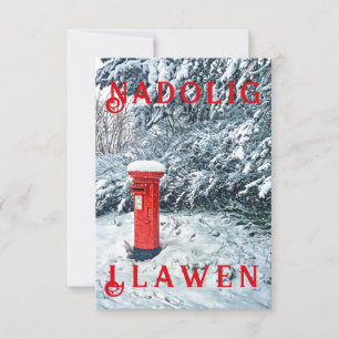 Caja postal roja tradicional y nieve en árboles