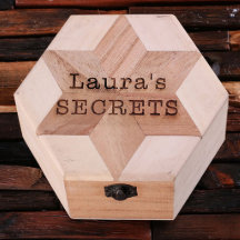 Caja única de joyas de madera clara grabada en hex