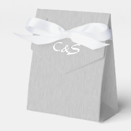 Cajas de favoritos monogramadas de plata cepillada