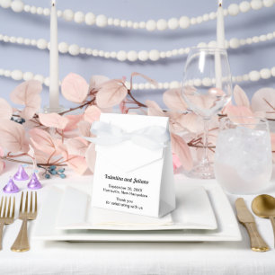 Cajas de regalo de estilo carpa de boda en blanco 