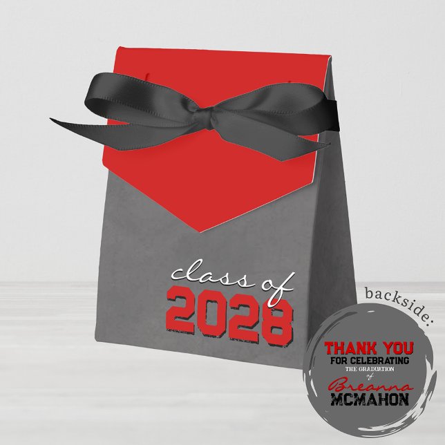Cajas de regalo de graduación de tablero rojo y ne (Red & Black Chalkboard Graduation Favor Boxes. With Personalization on Back)