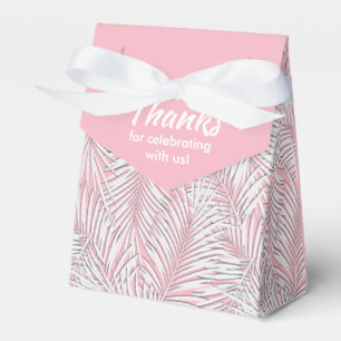 Cajas de regalos de fiesta con palmas blancas sobr