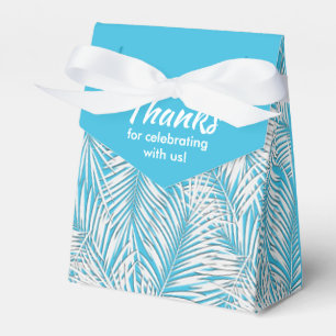 Cajas de regalos de fiesta con palmas blancas sobr