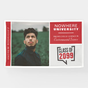 Cajas rojas y pancarta de graduación con foto
