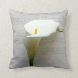 cala liliy en la almohada de tiro de la escritura