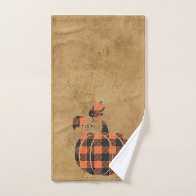 Calabaza De Otoño Naranja Y Negro Tapado En Otoño (Toalla de mano)