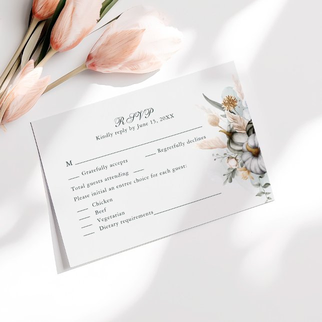 Calabazas blancas con tarjeta RSVP Wedding Wedding (White Pumpkins with Wildflowers Wedding RSVP Card on a sunny table with pale pink flowers.)