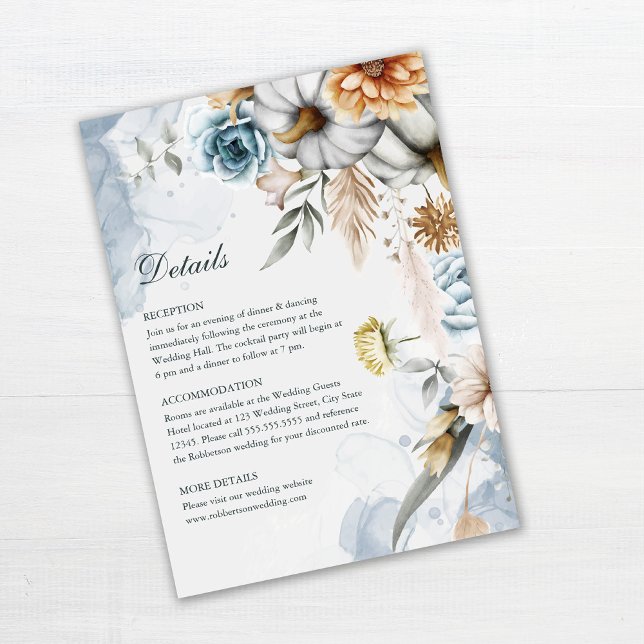 Calabazas con tarjeta de detalles del Boda Wildflo (Pumpkins with Wildflowers Wedding Details Card on wooden table.)