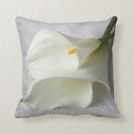 calas blancas en la almohada de tiro de lino