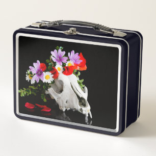 Calavera animal con una corona de flores silvestre