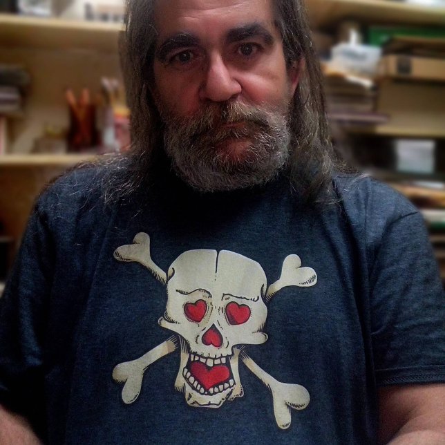 Calavera con camiseta de corazón (Subido por el creador)
