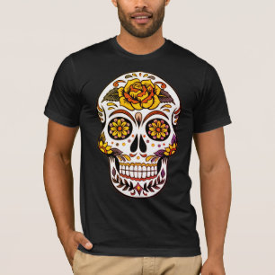 Calavera de azúcar rosa amarillo en camiseta negra