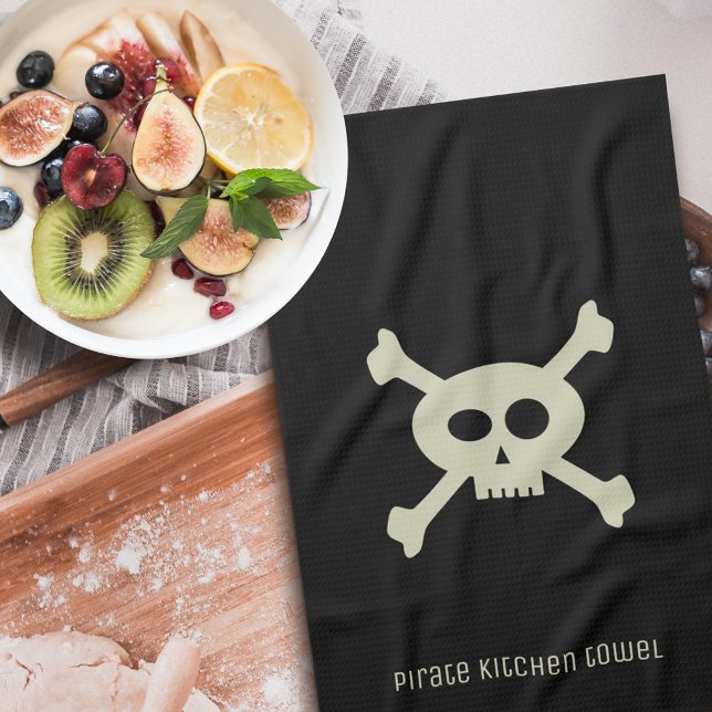 Calavera pirata y toalla de cocina negra (Yarr! Add yer name to this cute skull and crossbones kitchen towel.)