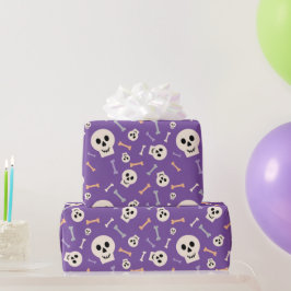 Calaveras de Halloween y papel de envolver morado