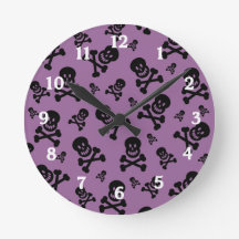 Calaveras negras sobre el reloj de pared de fondo 