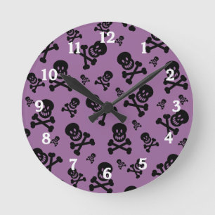 Calaveras negras sobre el reloj de pared de fondo 