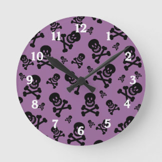 Calaveras negras sobre el reloj de pared de fondo 