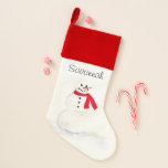 Calcetín Navideño Cuidada acuarela Snowman con nombre<br><div class="desc">Este bonito Navidad presenta un bonito diseño con un muñeco de agua pintado a mano con una nariz de zanahoria y una bufanda roja. Hay espacio para un nombre en la parte superior escrito con letras modernas. Un diseño divertido y original para las vacaciones.</div>