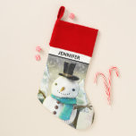 Calcetín Navideño Espectacular muñeco de nieve en la escena de los N<br><div class="desc">Navidades cargando con un lindo dibujo que presenta a un muñeco de nieve usando un sombrero fresco y una bufanda. El fondo está formado por una hilera de pinos nevados</div>