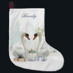 Calcetín Navideño Grande Acuarela de amor Cisnes con regalos personalizados<br><div class="desc">¡Regale a su amigo o a su ser querido con un manjar elegante esta temporada de vacaciones! El diseño se compone de dos cisnes blancos con un suave fondo acuático con copos de nieve y regalos. Asegúrese de personalizar con su nombre o mensaje. Si necesita ayuda para transferir este diseño...</div>