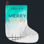 Calcetín Navideño Grande Artsy Winter Gold Verde azulados Navidades de pais<br><div class="desc">Este elegante y elegante almacén de Navidades es el diseño perfecto para su evento de temporada. Cuenta con un hermoso y majestuoso cielo verde y azul verde azulado con nubes esponjosas blancas y un paisaje de campo de invierno nevado junto con una falsa tipografía de oro impresa en papel, "Navidades"....</div>