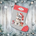 Calcetín Navideño Grande Borde de copos de nieve de Santa Hat Husky<br><div class="desc">La parte delantera de esta caldera de Holiday muestra una imagen de un adorable cachorro Husky siberiano vestido con un sombrero de Santa y sentado junto a paquetes de regalo. La imagen se coloca sobre un fondo gris plateado, y el pie y el borde superior son un patrón de copos...</div>