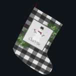 Calcetín Navideño Grande Bromeo de búfalo de nieve<br><div class="desc">Añada un toque festivo a su manto de chimenea esta temporada navideña con un Snowman Buffalo Plaid Stocking. El diseño de Stocking design incluye una caja adornada con ramas de pino y un encantador muñeco de nieve sobre un fondo negro y blanco con un espacio que puedes añadir tu nombre...</div>