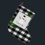 Calcetín Navideño Grande Bromeo de búfalo de nieve<br><div class="desc">Añada un toque festivo a su manto de chimenea esta temporada navideña con un Snowman Buffalo Plaid Stocking. El diseño de Stocking design incluye una caja adornada con ramas de pino y un encantador muñeco de nieve sobre un fondo negro y blanco con un espacio que puedes añadir tu nombre...</div>