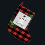 Calcetín Navideño Grande Bromeo de búfalo rojo de nieve<br><div class="desc">Añada un toque festivo a su manto de chimenea esta temporada navideña con un Snowman Red Buffalo Plaid Stocking. El diseño de Stocking design incluye una caja adornada con ramas de pino y un encantador muñeco de nieve sobre un fondo de manto de búfalo con un espacio que puedes añadir...</div>